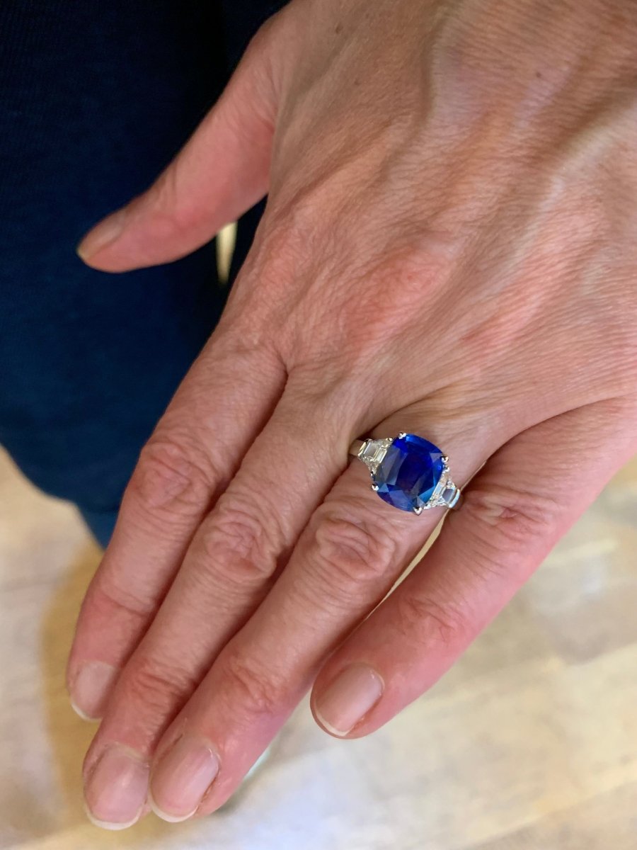 Bague Saphir Ceylan Coussin Non Chauffé 4.15 Carats Diamants Or Gris 18 Carats (Certificat) - Castafiore