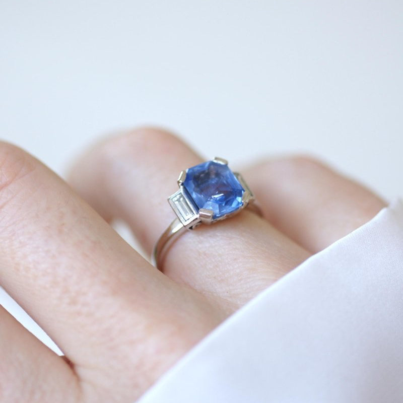 Bague Saphir Ceylan Non Chauffé 4,00 Cts et Diamants Baguettes - Castafiore