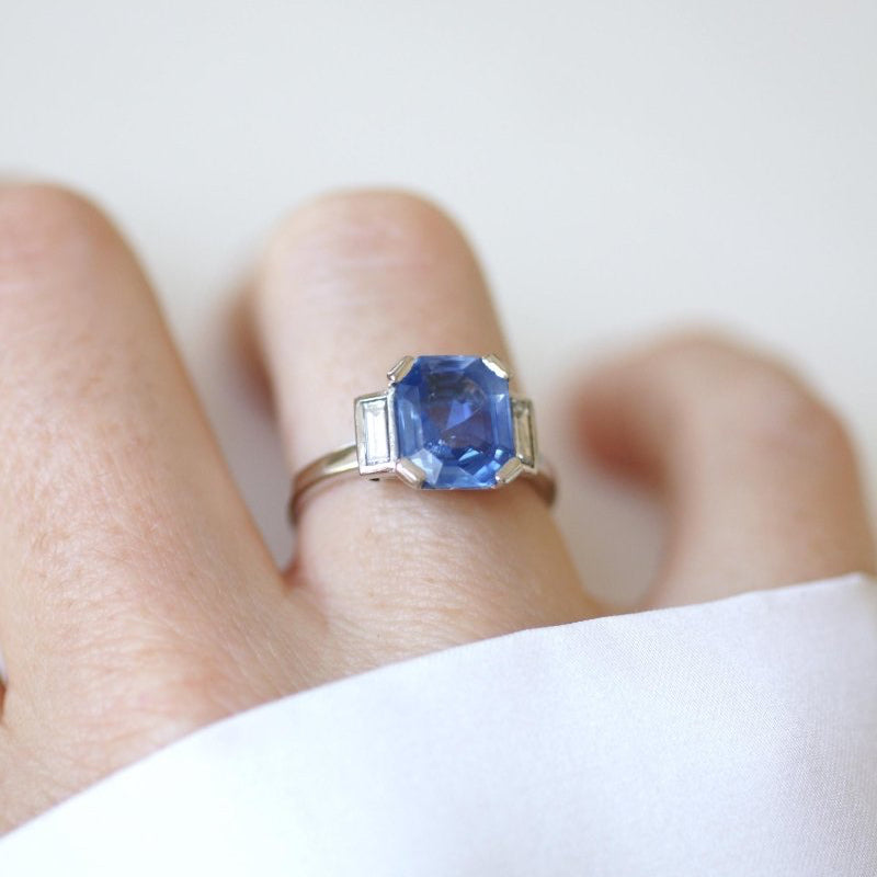 Bague Saphir Ceylan Non Chauffé 4,00 Cts et Diamants Baguettes - Castafiore