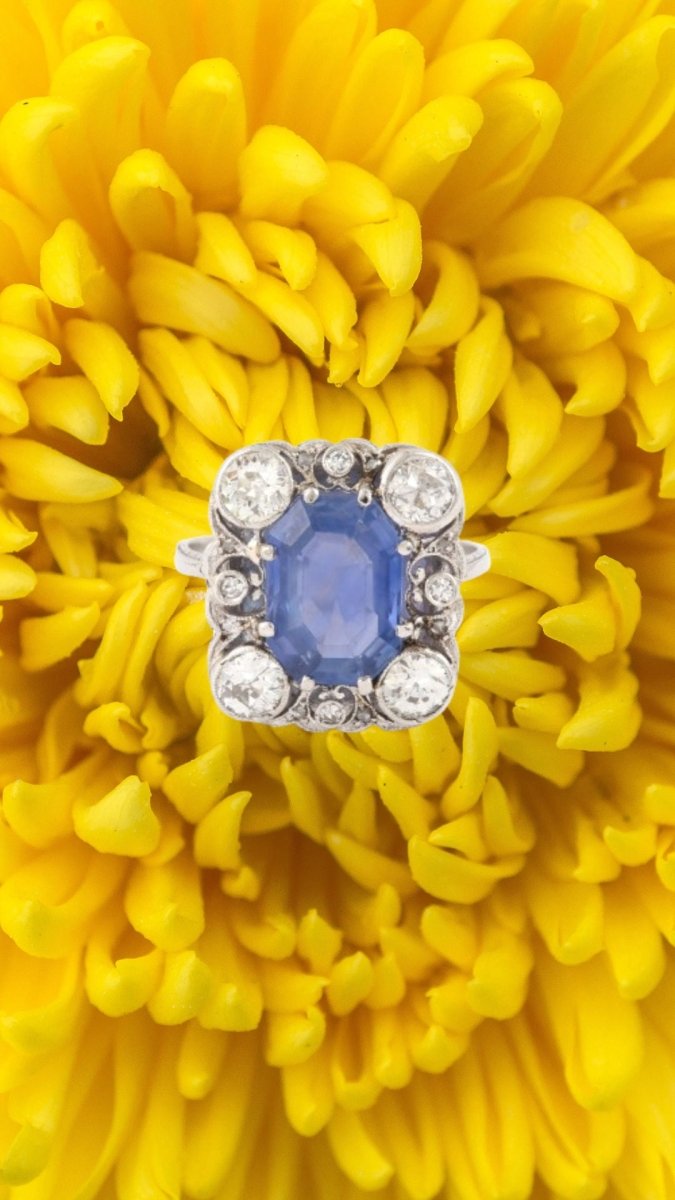 Bague Saphir Ceylan Non Chauffé 4.66 Carats Diamants Platine Or Gris 18 Carats (Certificat) - Castafiore