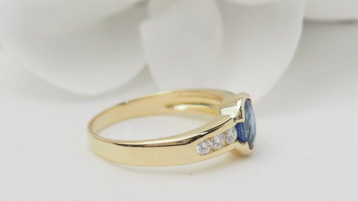 Bague Saphir de Ceylan en or jaune et diamants - Castafiore