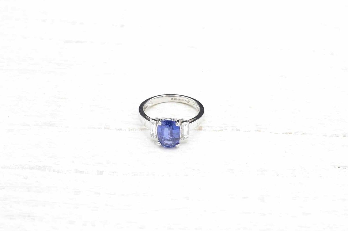 Bague saphir et diamants baguettes en or blanc 18k - Castafiore