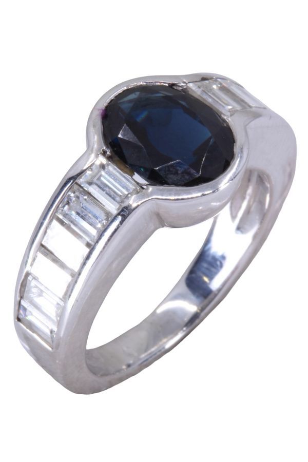 Bague saphir et diamants baguettes en or blanc - Castafiore