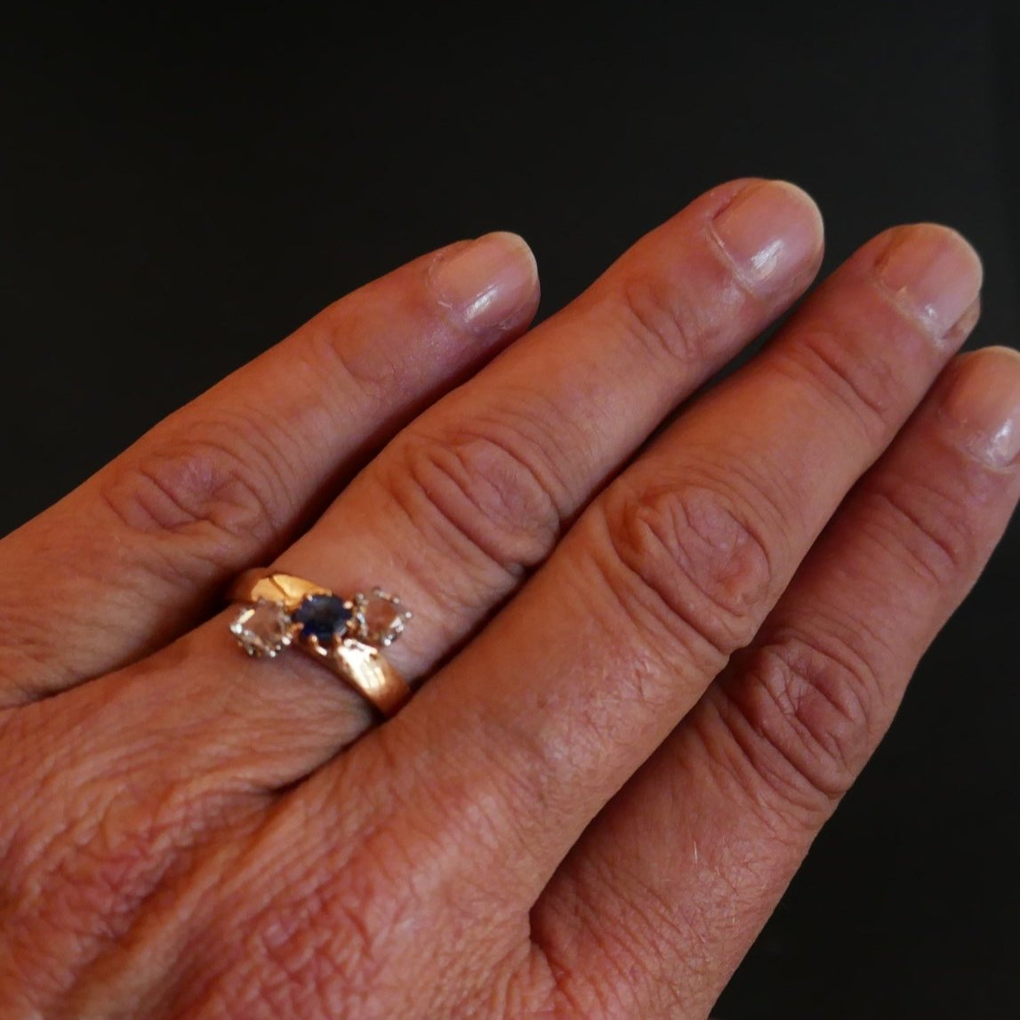 Bague saphir et diamants, or 18 carats. - Castafiore