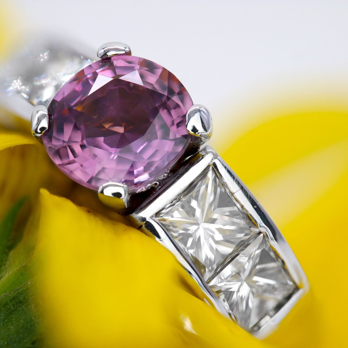 Bague Saphir rose et diamants en or blanc - Castafiore