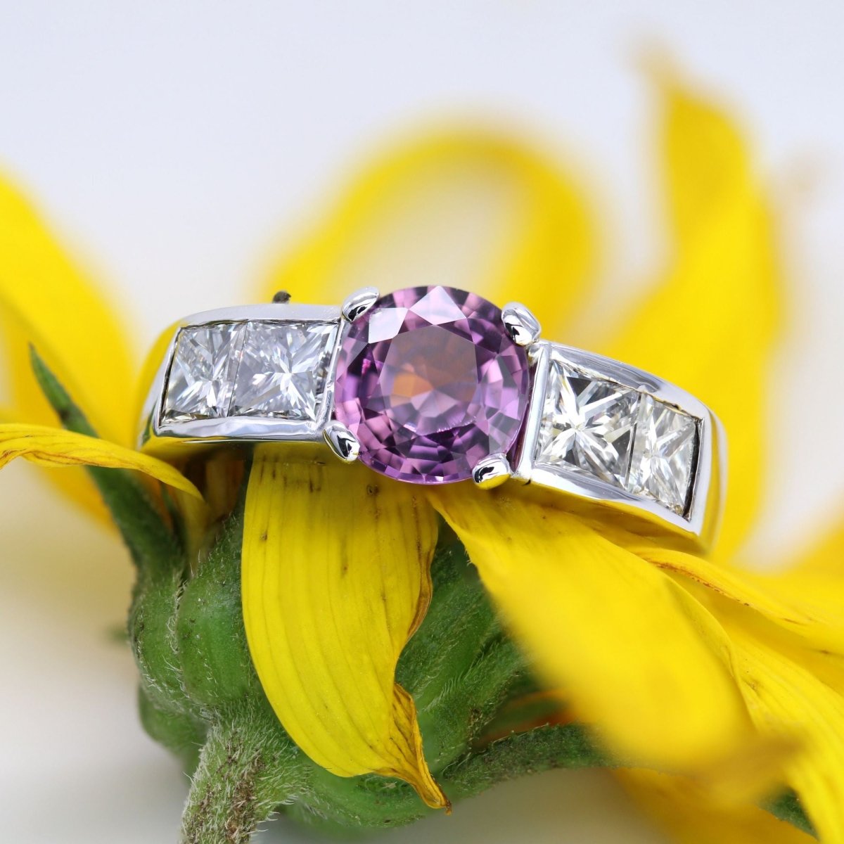 Bague Saphir rose et diamants en or blanc - Castafiore