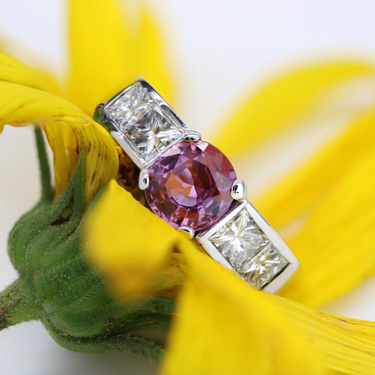 Bague Saphir rose et diamants en or blanc - Castafiore