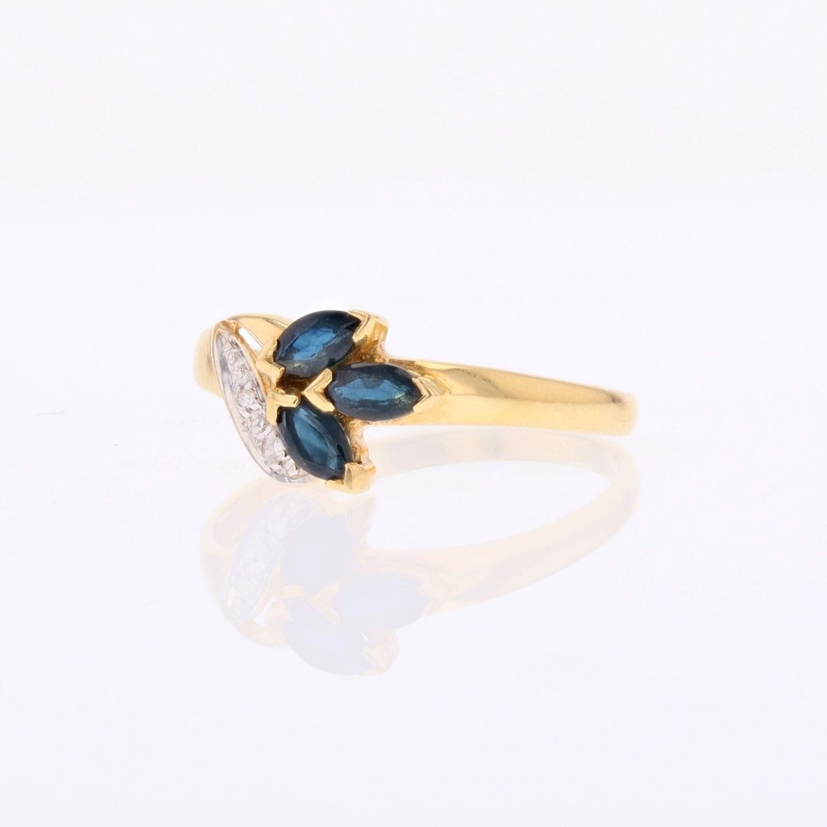 Ring yellow gold shuttle sapphires diamonds