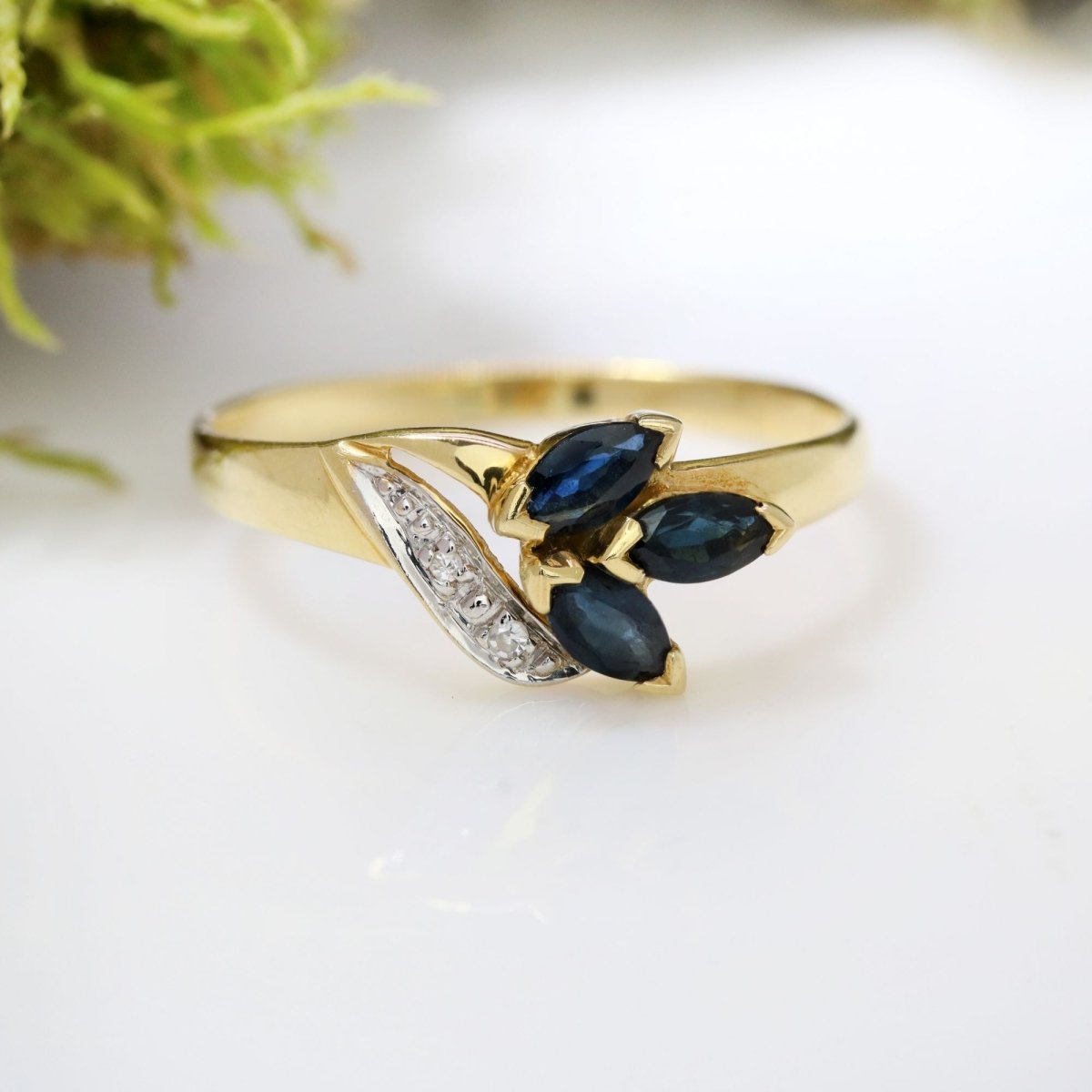 Ring yellow gold shuttle sapphires diamonds