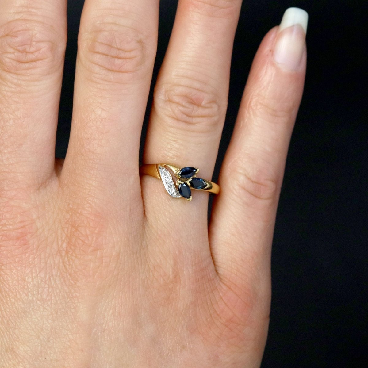 Ring yellow gold shuttle sapphires diamonds