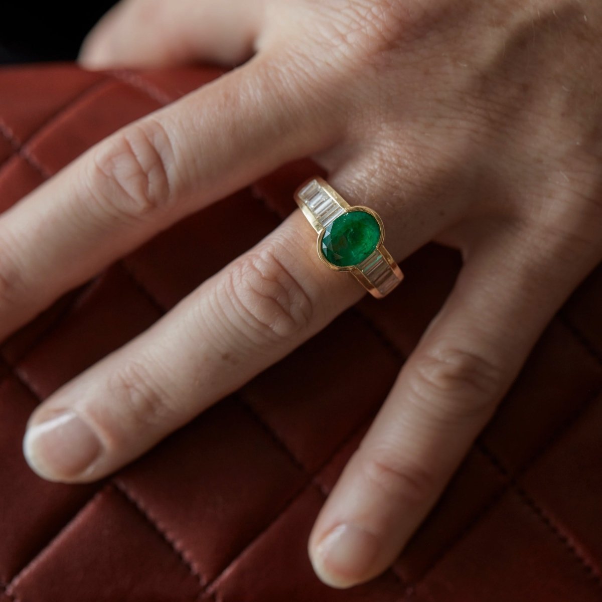 Bague serti demi-clos en or jaune et émeraude - Castafiore