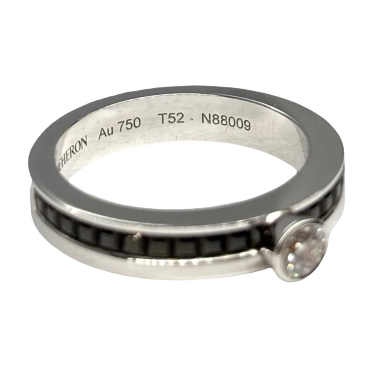 Bague Solitaire BOUCHERON "Quatre" en or blanc, onyx, et diamants - Castafiore