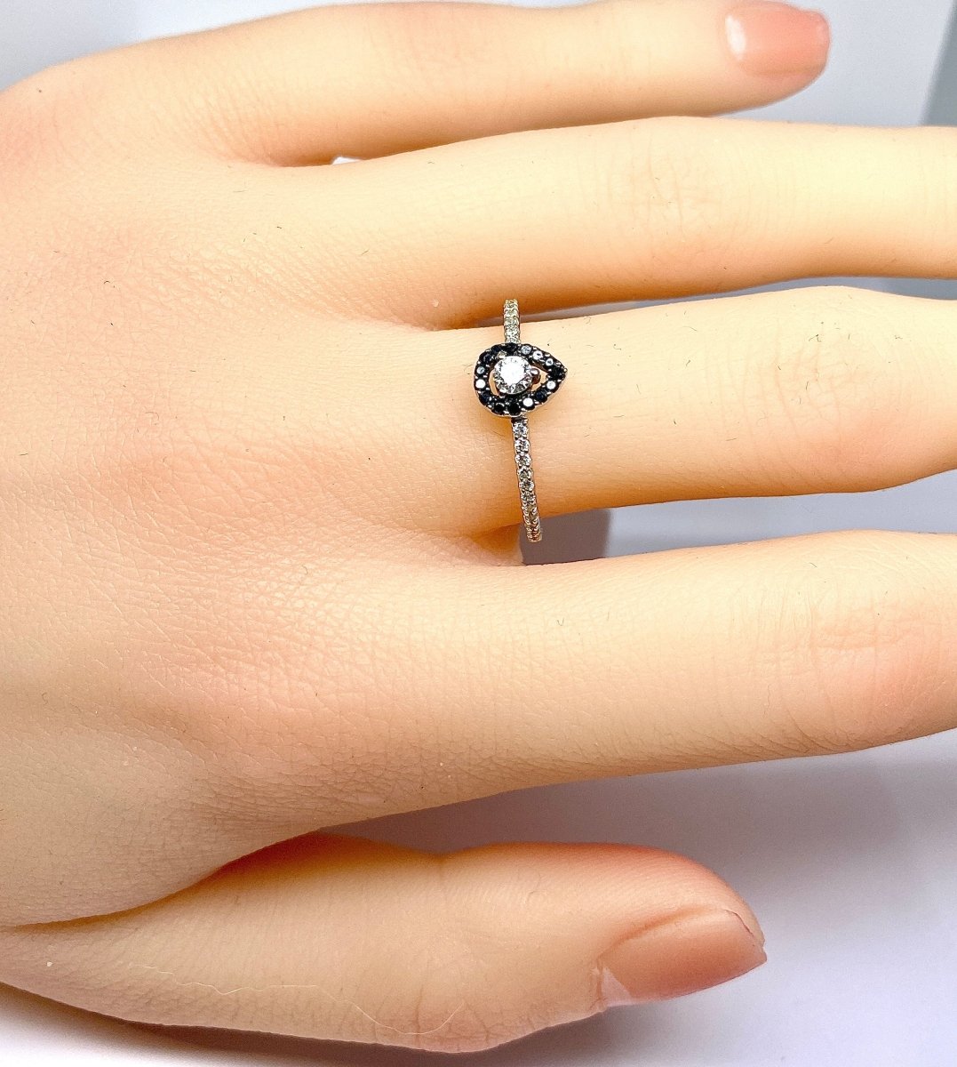 Bague solitaire en or blanc 18 carats, diamants blancs et diamants noirs - Castafiore