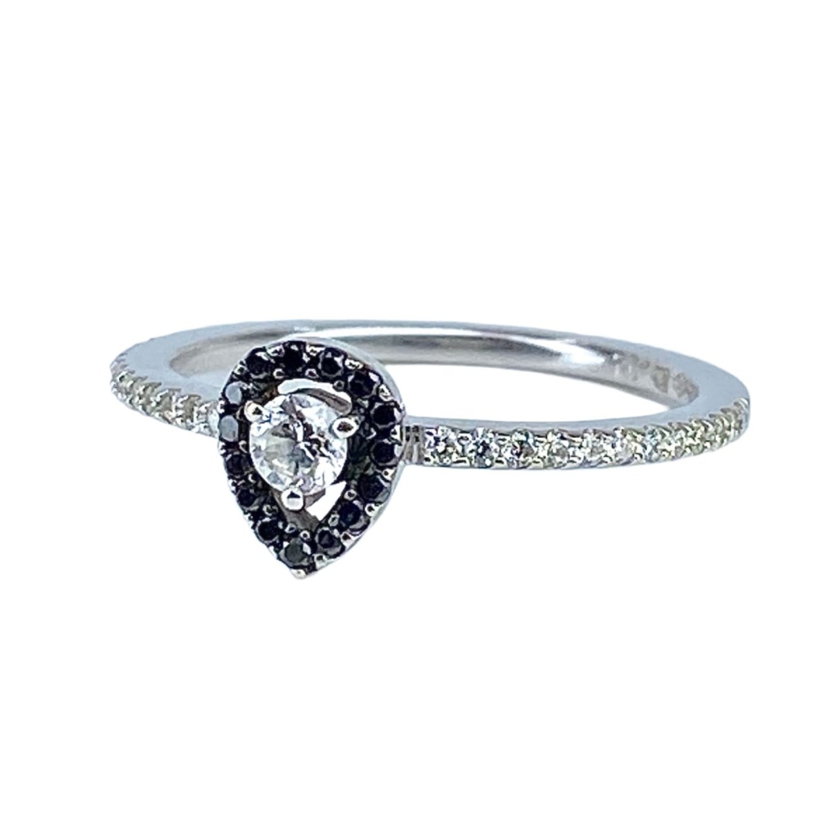 Bague solitaire en or blanc, diamants blancs et diamants noirs - Castafiore