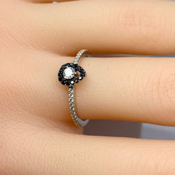 Bague solitaire en or blanc, diamants blancs et diamants noirs - Castafiore
