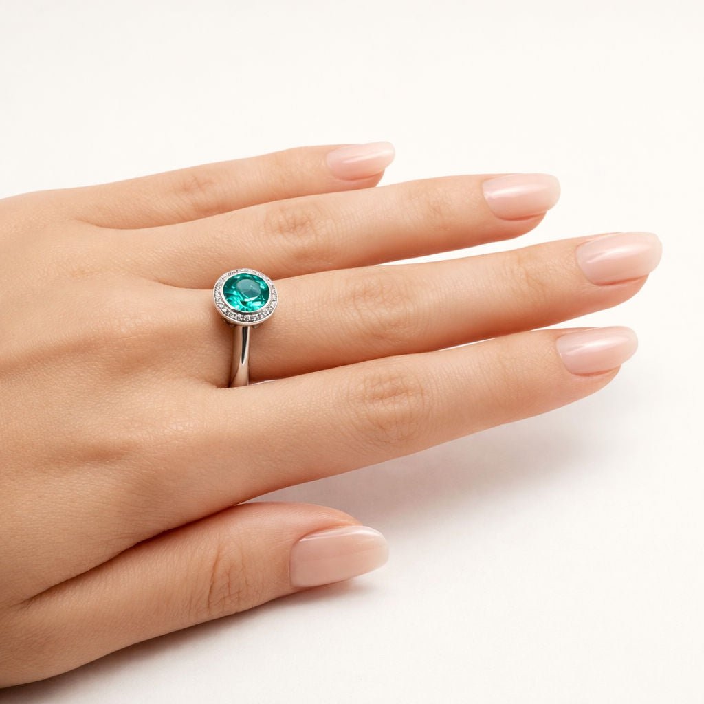 Bague Solitaire en or blanc, émeraude, et diamants - Castafiore