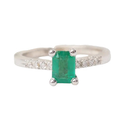 Bague solitaire en or blanc, émeraude et diamants - Castafiore