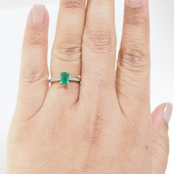 Bague solitaire en or blanc, émeraude et diamants - Castafiore