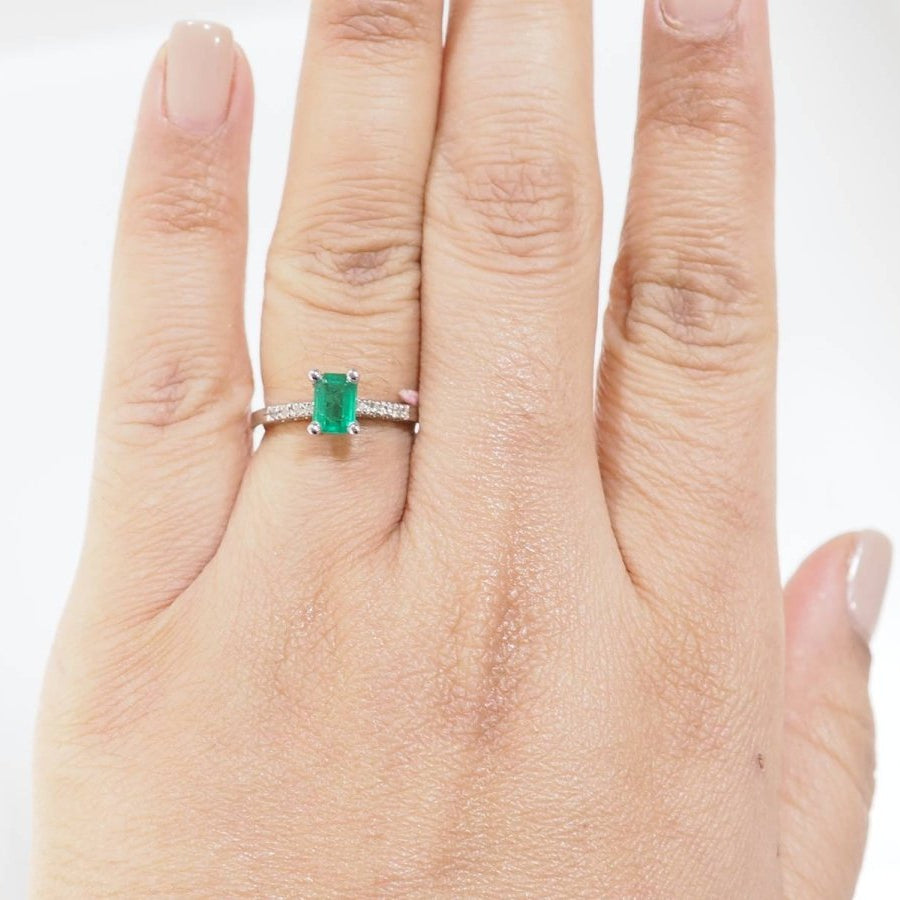 Bague solitaire en or blanc, émeraude et diamants - Castafiore