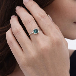 Bague Solitaire en or blanc, émeraude et diamants - Castafiore