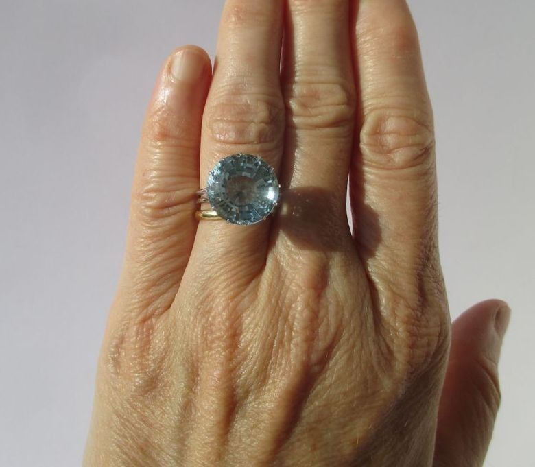Bague solitaire en or blanc et aigue - marine - Castafiore
