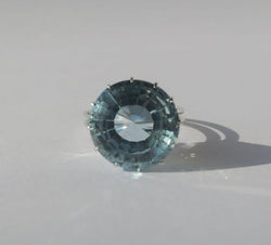 Bague solitaire en or blanc et aigue - marine - Castafiore