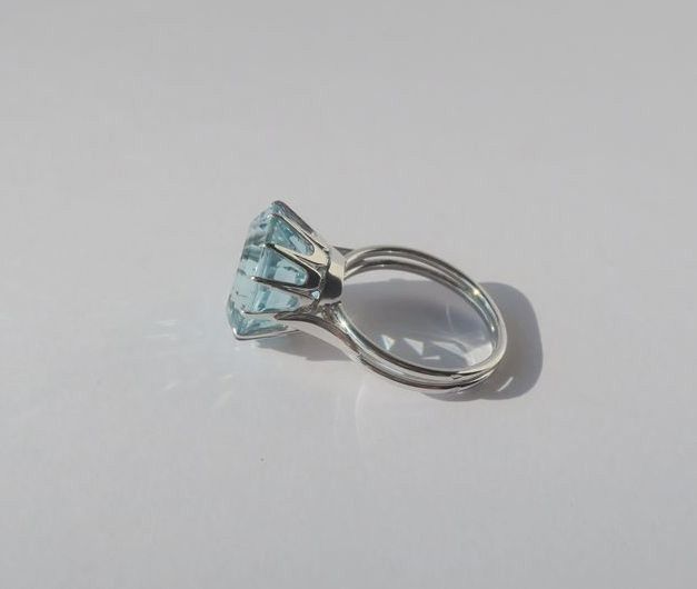 Bague solitaire en or blanc et aigue - marine - Castafiore