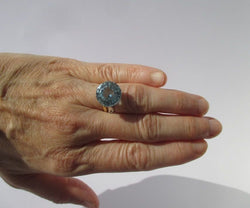 Bague solitaire en or blanc et aigue - marine - Castafiore