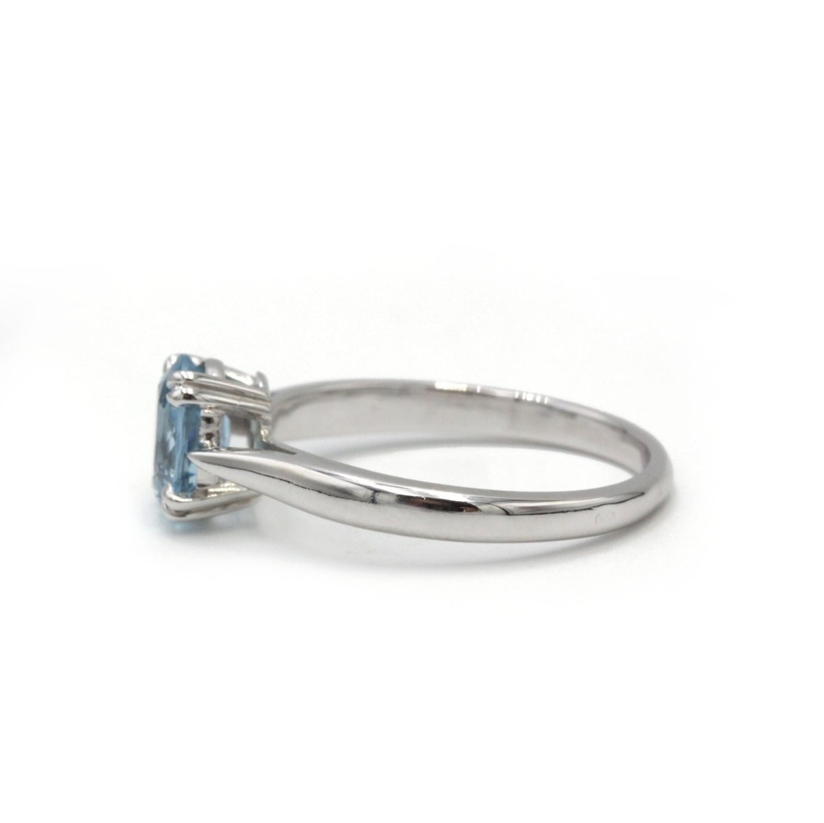Bague Solitaire en or blanc et aigue - marine - Castafiore