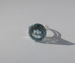 Bague solitaire en or blanc et aigue - marine - Castafiore