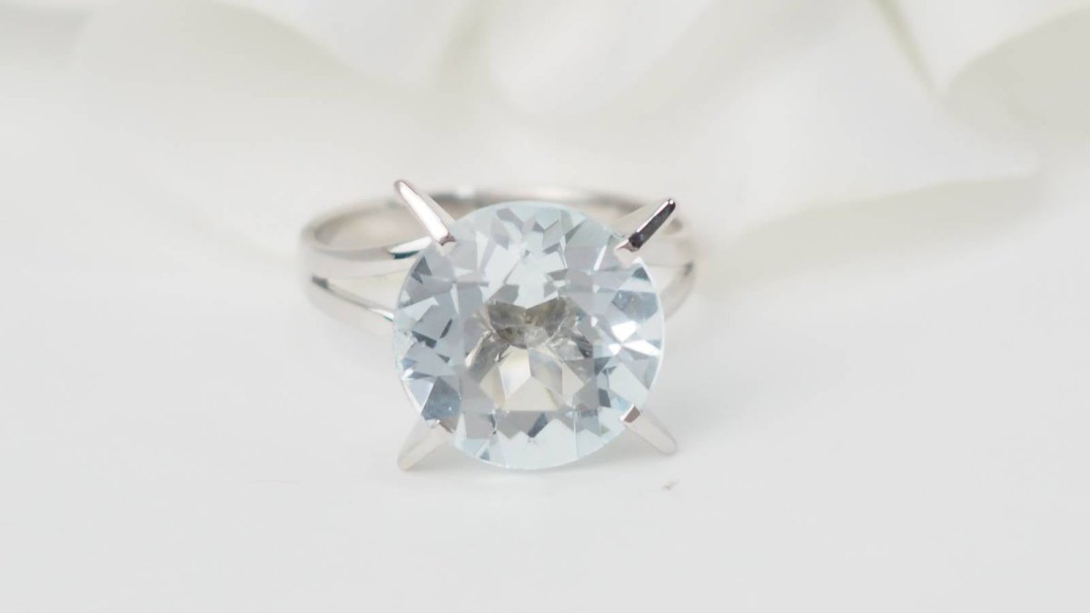 Bague Solitaire en or blanc et aigue - marine - Castafiore