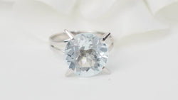 Bague Solitaire en or blanc et aigue - marine - Castafiore
