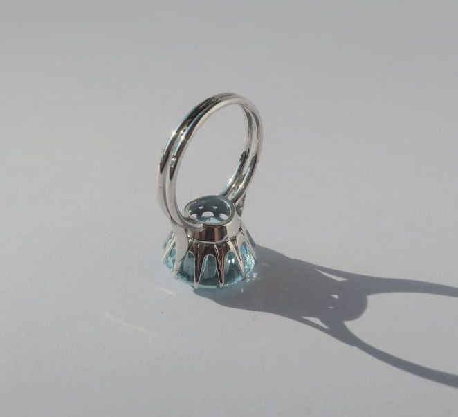 Bague solitaire en or blanc et aigue - marine - Castafiore