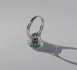 Bague solitaire en or blanc et aigue - marine - Castafiore