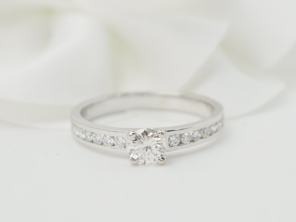 Bague solitaire en or blanc et diamant 0.37ct - Castafiore