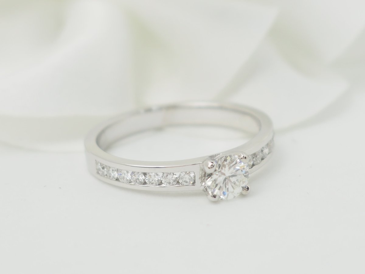 Bague solitaire en or blanc et diamant 0.37ct - Castafiore