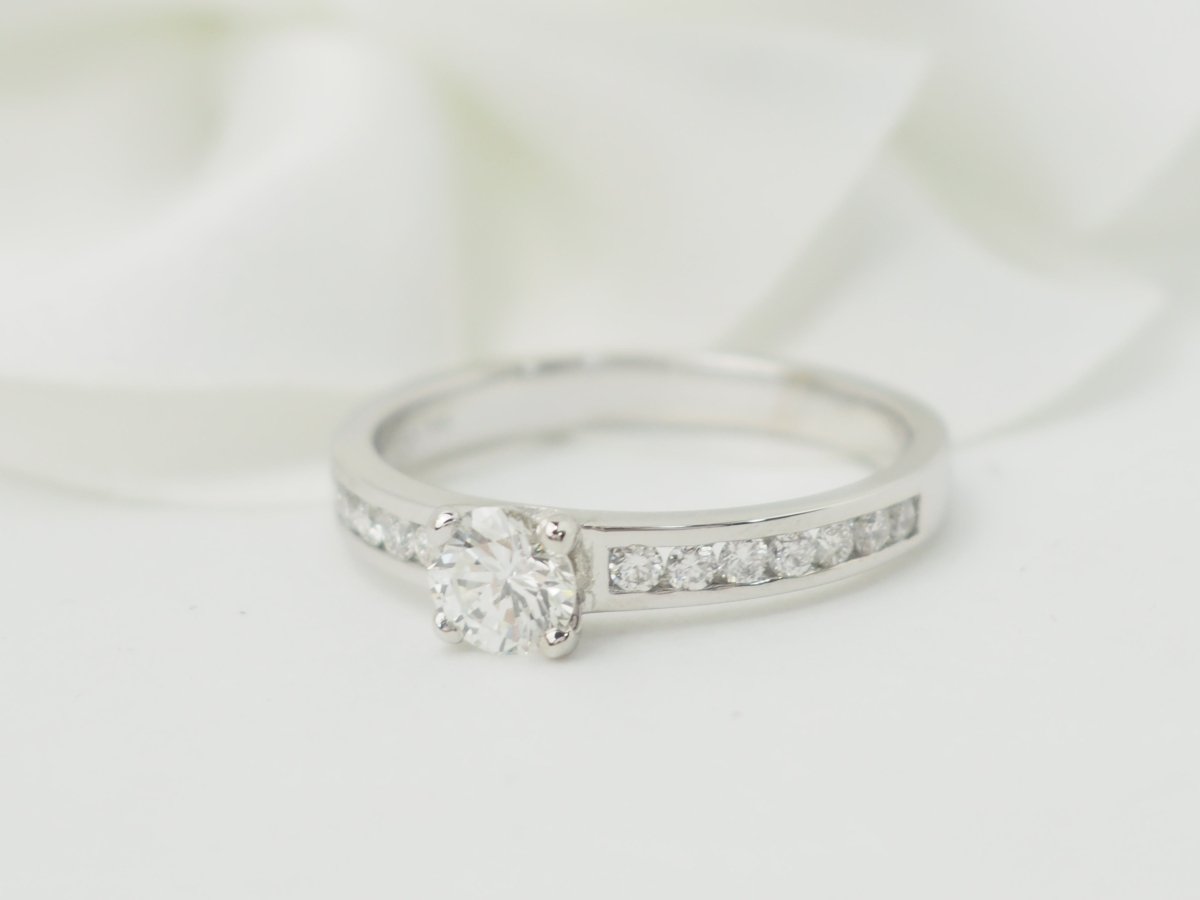 Bague solitaire en or blanc et diamant 0.37ct - Castafiore
