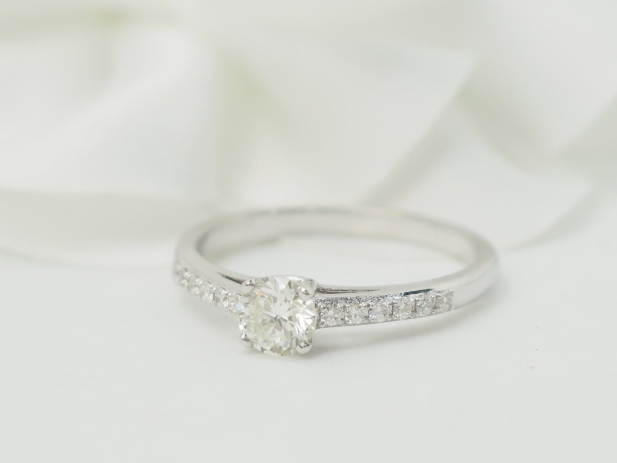 Bague solitaire en or blanc et diamant 0.41ct - Castafiore