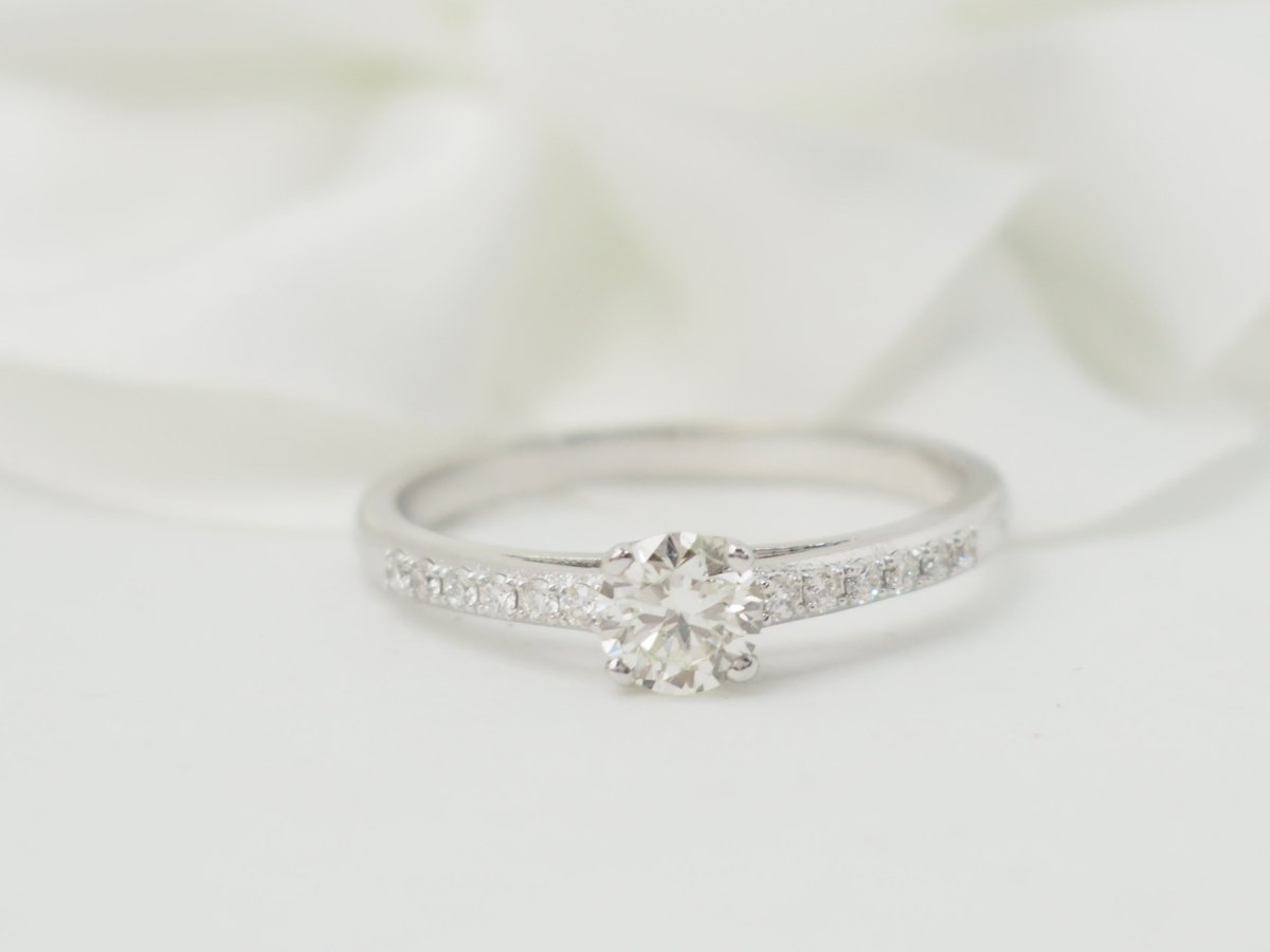 Bague solitaire en or blanc et diamant 0.41ct - Castafiore