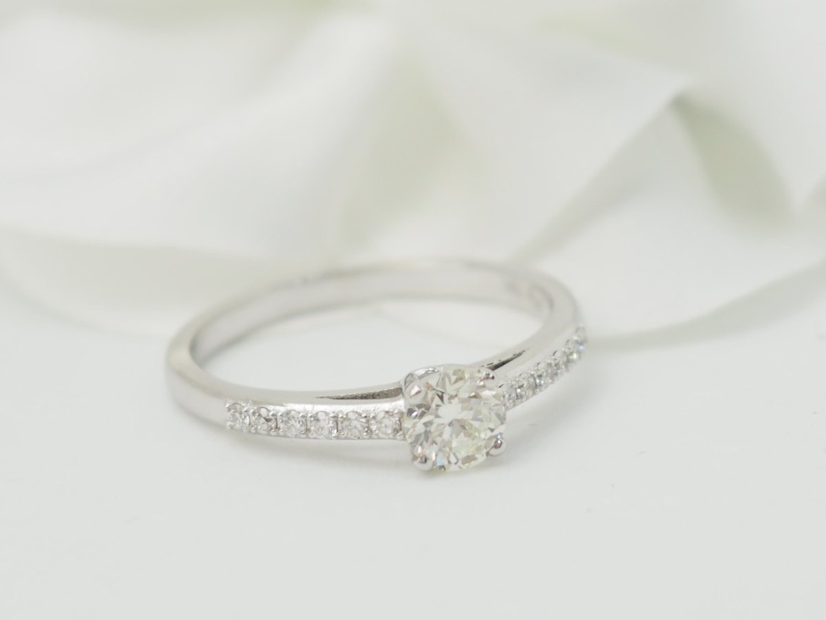 Bague solitaire en or blanc et diamant 0.41ct - Castafiore