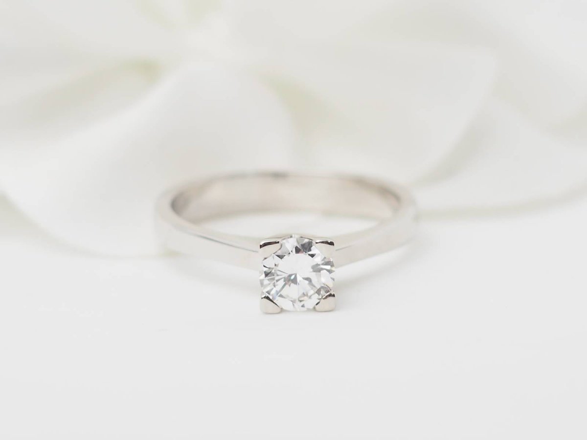 Bague solitaire en or blanc et diamant 0.51ct - Castafiore