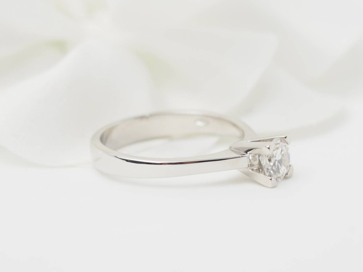Bague solitaire en or blanc et diamant 0.51ct - Castafiore