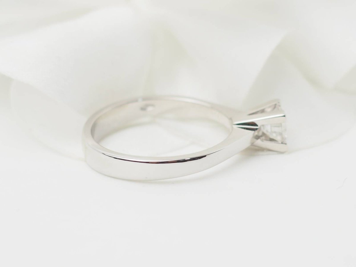 Bague solitaire en or blanc et diamant 0.51ct - Castafiore