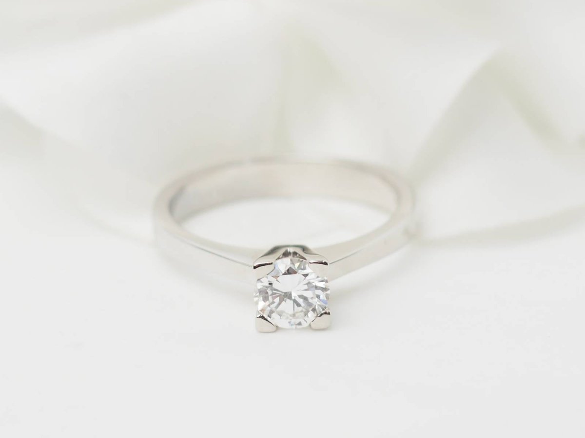 Bague solitaire en or blanc et diamant 0.51ct - Castafiore