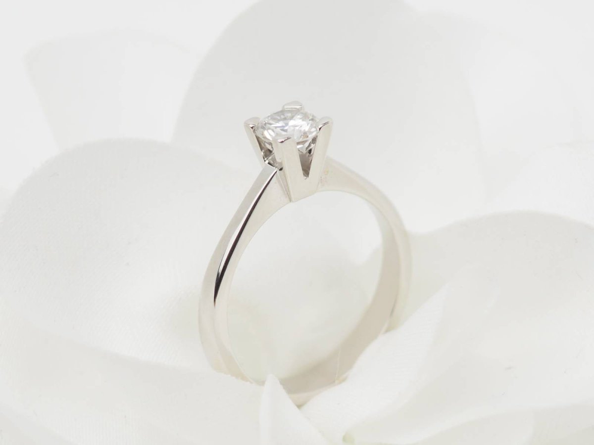 Bague solitaire en or blanc et diamant 0.51ct - Castafiore