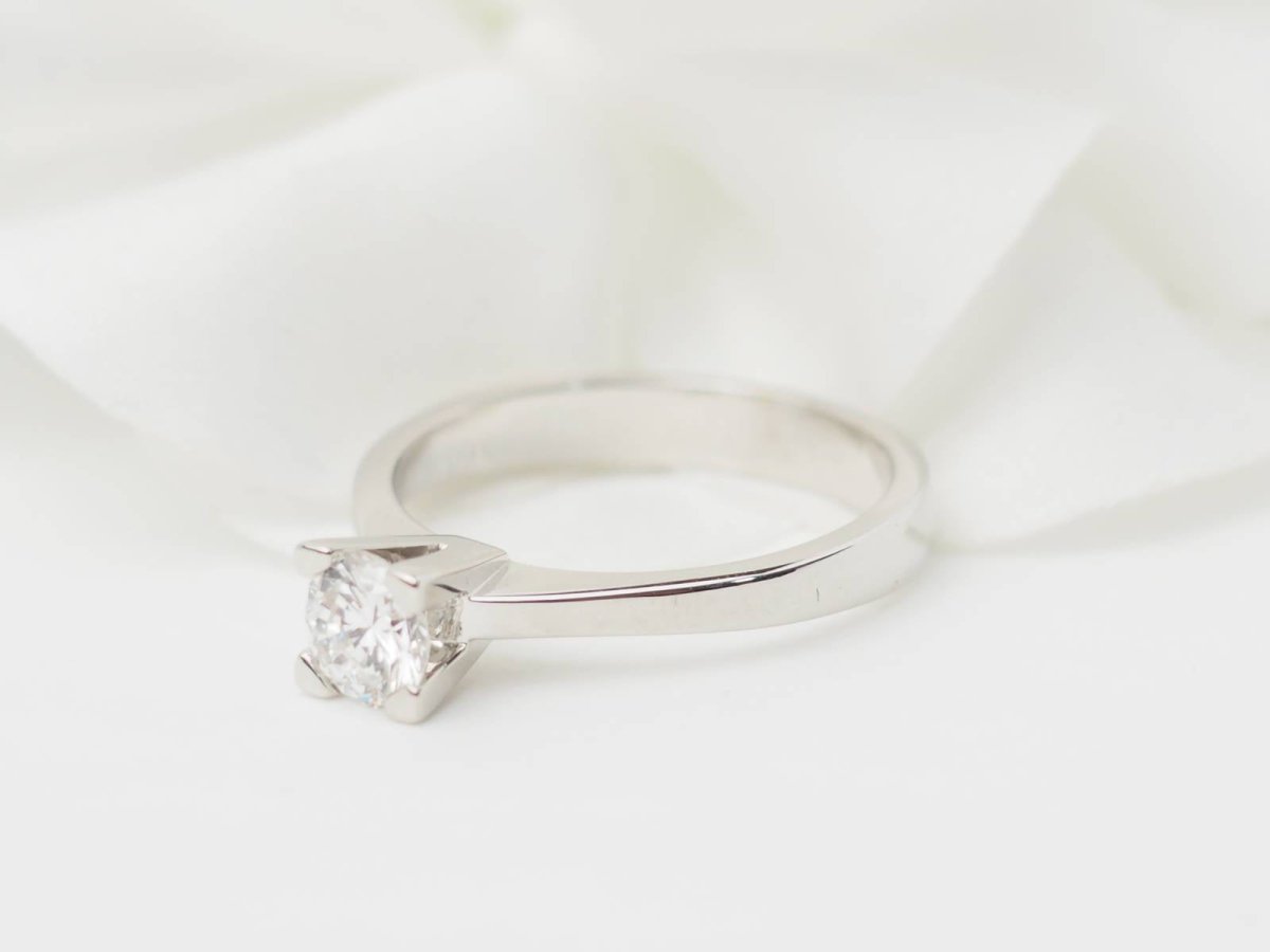 Bague solitaire en or blanc et diamant 0.51ct - Castafiore