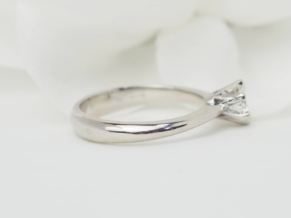 Bague solitaire en or blanc et diamant 0.53ct - Castafiore