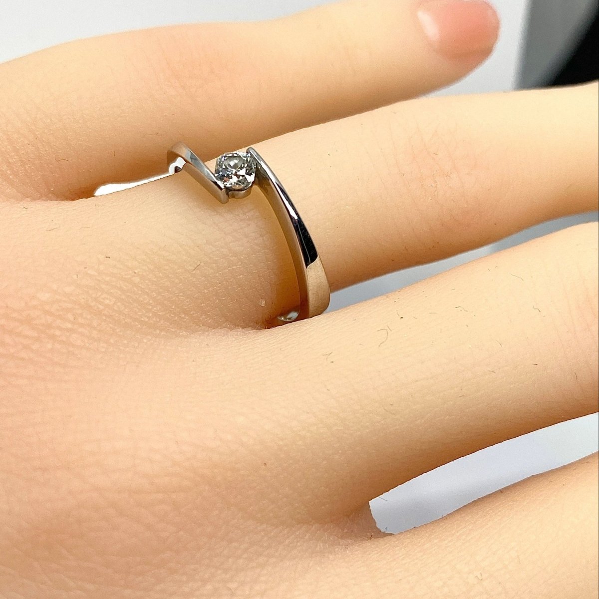 Bague solitaire en or blanc et diamant - Castafiore