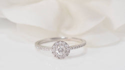Bague solitaire en or blanc et diamants - Castafiore