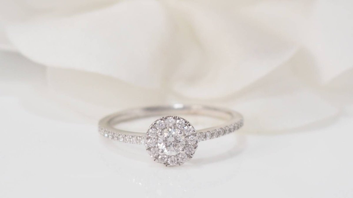 Bague solitaire en or blanc et diamants - Castafiore